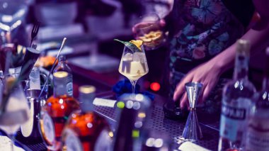 Barda kokteyl yapan bir barmen..