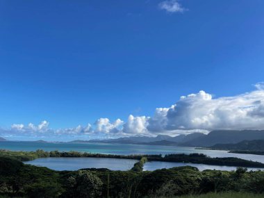 Mavi gökyüzünün altında büyüleyici bir deniz manzarası.