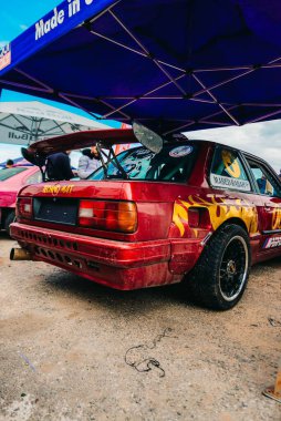 Adrenalin bağımlısı BMW drift olayında sürüklenen arabaların dikey çekimi