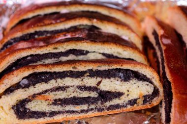 Dilimlenmiş haşhaş tohumu rulosu yakın plan..