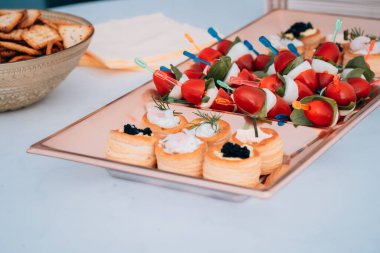 Tabaktaki farklı aperatiflerin yakın plan çekimi.