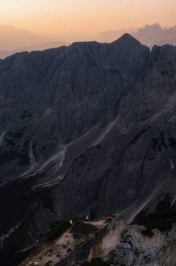 Manzaralı bir günbatımında büyüleyici bir manzara.