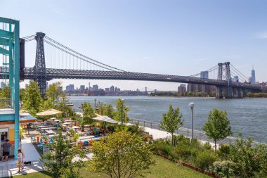 Williamsburg Köprüsü manzarası ve Williamsburg 'daki Domino Park' tan Manhattan ufuk çizgisi.