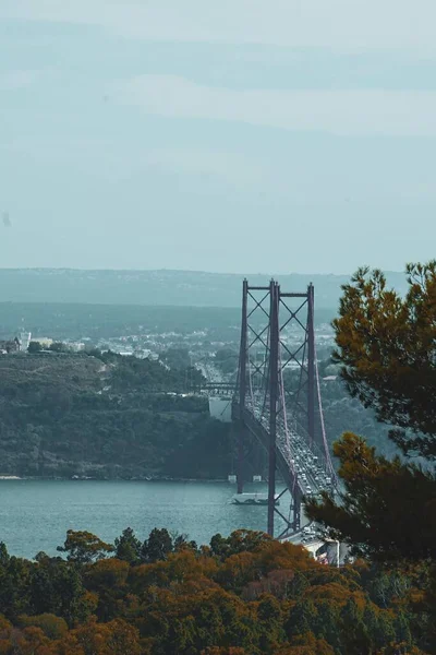 Una Hermosa Vista Vertical Del Puente Ponte Abril Sobre Río — Foto de Stock
