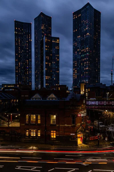 Svislý Noční Pohled Náměstí Deansgate Čtyřmi Mrakodrapy Pod Zataženou Oblohou — Stock fotografie