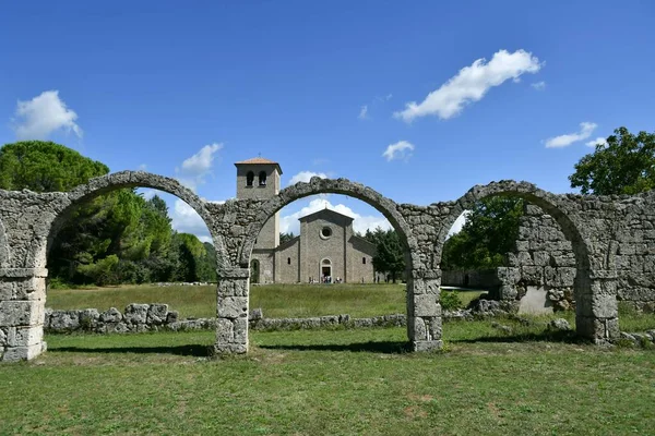 Καμάρες Και Μοναστήρι Του San Vincenzo Volturno Στην Isernia Ιταλία — Φωτογραφία Αρχείου