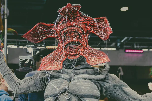 Egy Idegen Szörnyet Öltöztető Személy Comic Con Rendezvényen Freiburgban Németországban — Stock Fotó