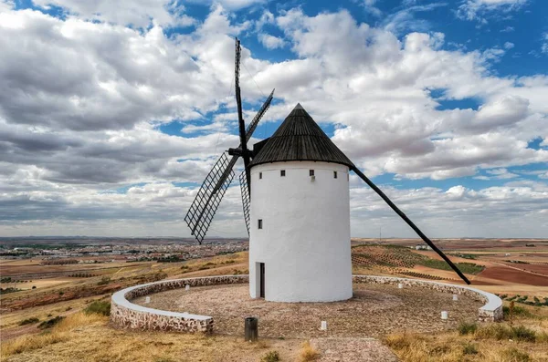 Ветряная Мельница Против Облачного Неба Кастилии Манче Испания — стоковое фото