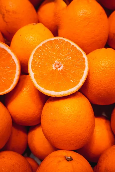 Вертикальный Снимок Ярких Апельсинов Идеально Подходит Качестве Фона Обоев — стоковое фото