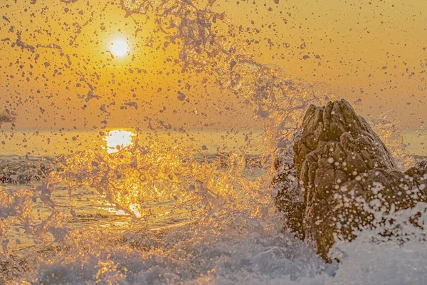 바위에 튀기는 — 스톡 사진