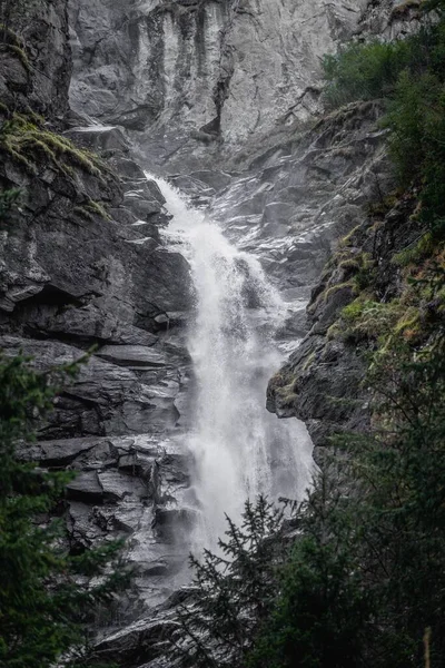 Вертикальний Знімок Чудового Кам Янистого Водоспаду Горах Тіролю Австрія — стокове фото