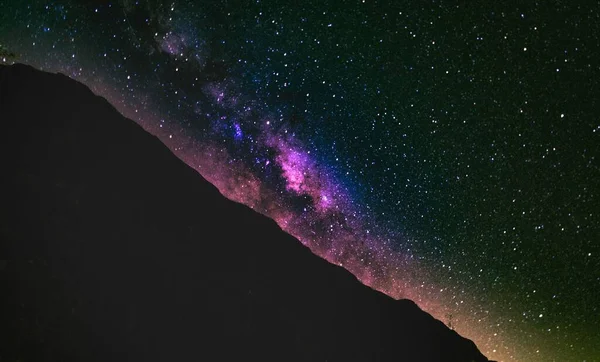 Eine Wunderschöne Nächtliche Landschaft Mit Der Milchstraße — Stockfoto