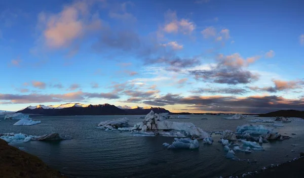 Het Uitzicht Ijsbergen Het Wateroppervlak Prachtig Gletsjermeer Bij Zonsondergang Ijsland — Stockfoto