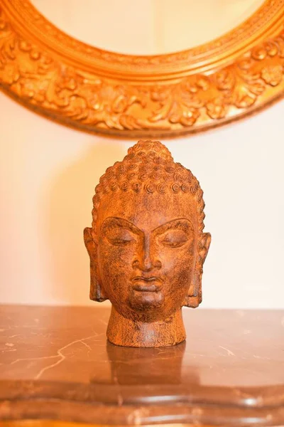 佛神佛像手工雕刻青铜雕塑的垂直特写 — 图库照片