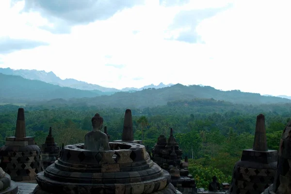 Borobudur Boeddha Hoofd Met Uitzicht Het Landschap Van Indonesië — Stockfoto