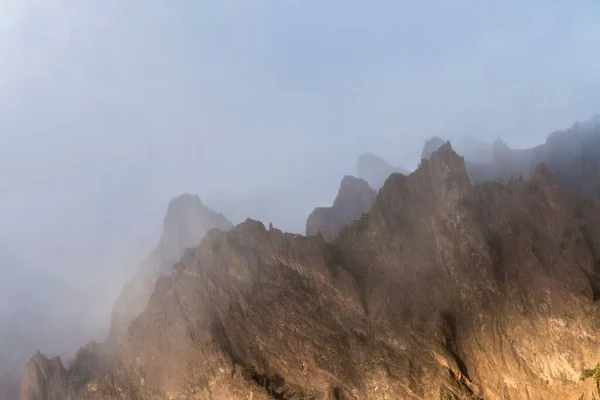Een Schilderachtig Uitzicht Rotsachtige Bergketens Bedekt Met Mist — Stockfoto