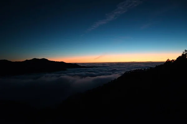 Ein Malerischer Blick Auf Den Abendhimmel Über Bergen Und Wolken — Stockfoto