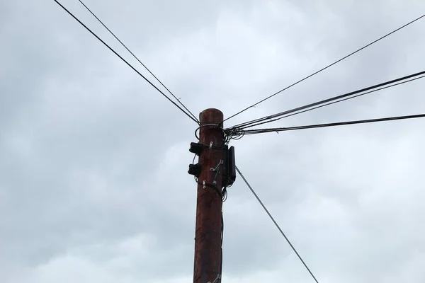 青い空を背景にワイヤーを持つ木製の棒 — ストック写真