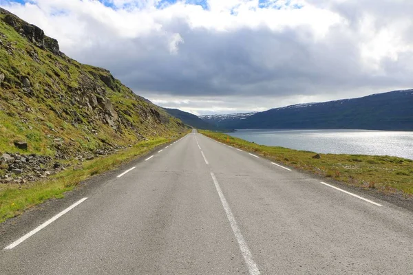 Eine Straße Einer Meeresküste Umgeben Von Bergen — Stockfoto