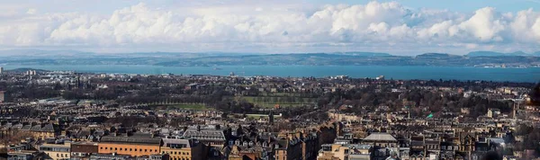 Een Panoramisch Stadsgezicht Van Edinburgh Een Zonnige Dag — Stockfoto
