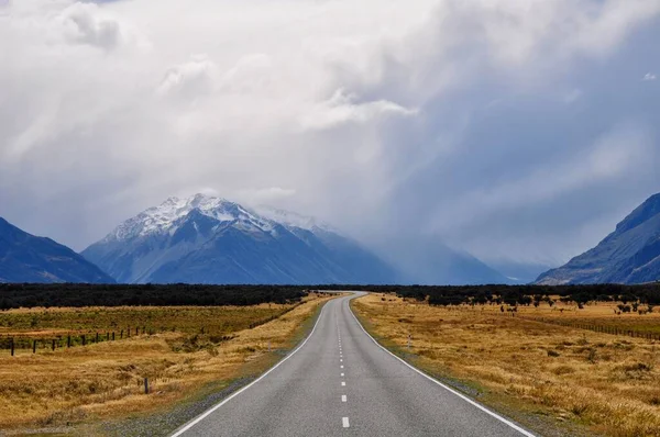 Пустая Дорога Ведущая Проливу Милфорд Новой Зеландии — стоковое фото