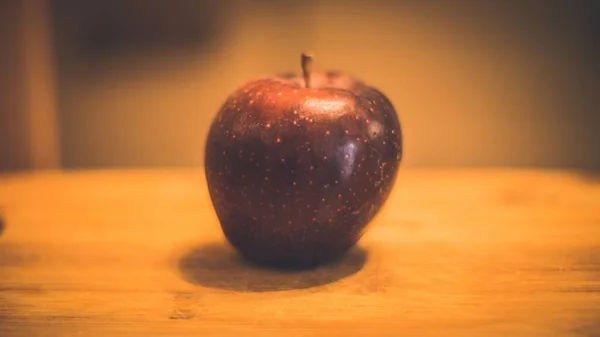Detailní Záběr Červeného Jablka Dřevěném Stole — Stock fotografie