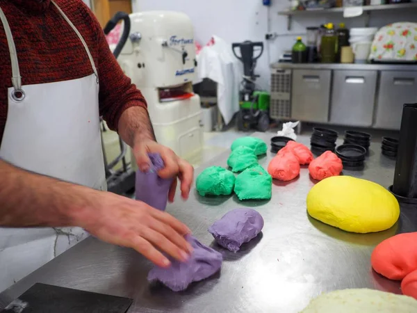 Padeiro Chef Fazendo Vermelho Violeta Amarelo Verde Pequeno Gramas Pães — Fotografia de Stock