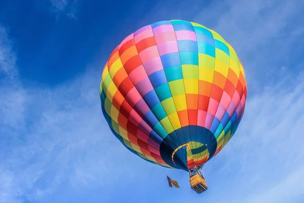 Красочный Воздушный Шар Летящий Голубом Небе Покрытый Облаками Солнечного Света — стоковое фото