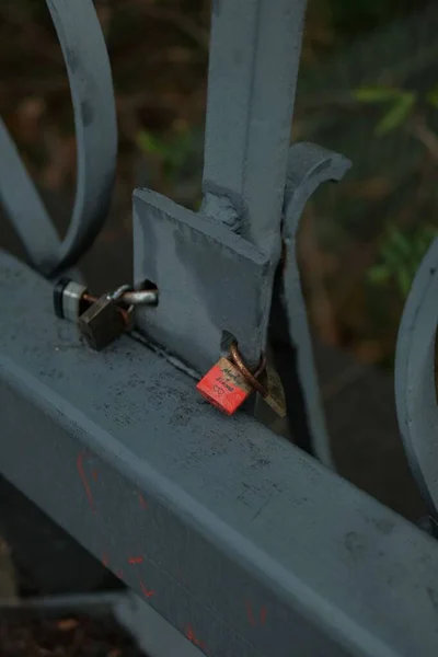 橋の上の錆びた鍵のクローズアップ — ストック写真