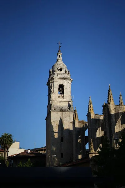 西班牙莱基西奥一座大教堂在晴朗的蓝天下垂直拍摄的照片 — 图库照片