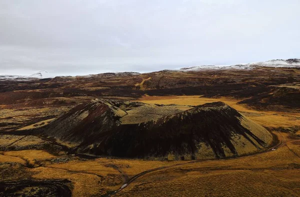 Een Prachtige Opname Van Vulkanisch Landschap Met Bewolkte Lucht Ijsland — Stockfoto