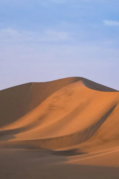 Een Verticaal Shot Van Een Grote Duin Een Woestijn Verlicht — Stockfoto