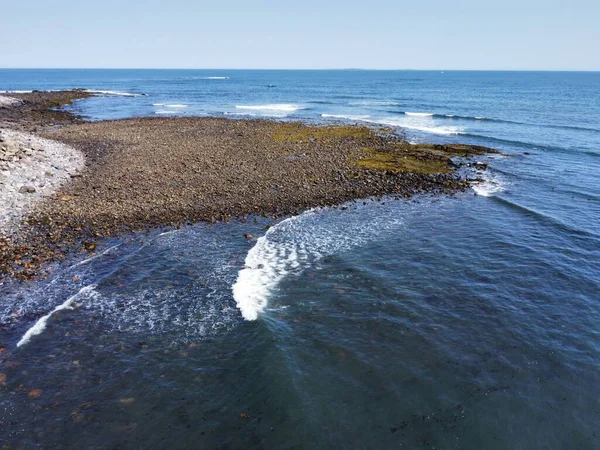 晴れた日には水平線に伸びる魅惑的な波の海 — ストック写真