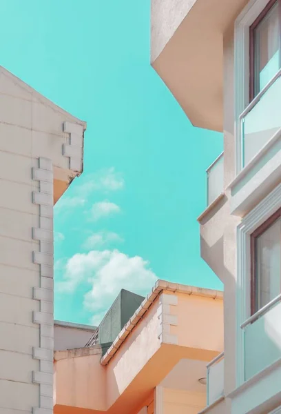 Mavi Gökyüzünün Altındaki Binaların Parçalarının Düşük Açılı Görüntüsü — Stok fotoğraf