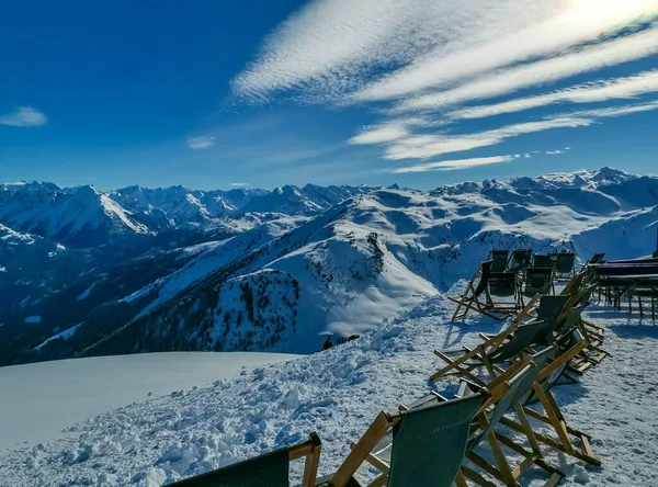Una Estación Esquí Vacía Con Asientos Contra Las Montañas Nevadas — Foto de Stock