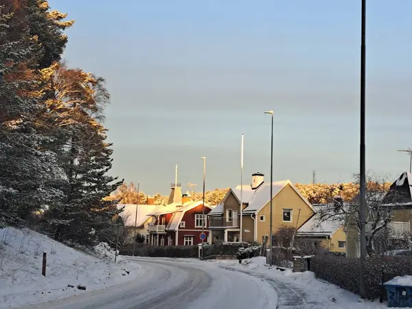 Дорога Дома Покрытые Снегом Восходе Солнца — стоковое фото