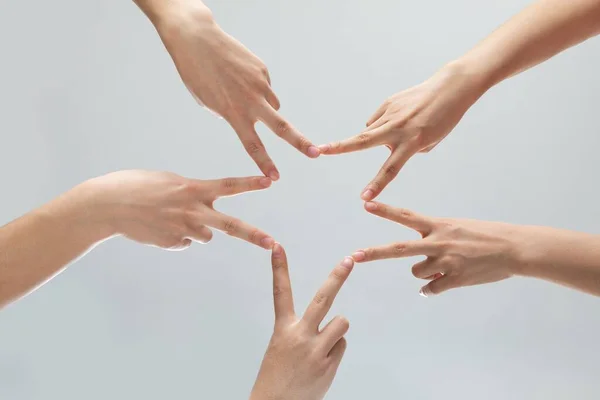 人々は指で星の形を形成します チームワークの概念 — ストック写真