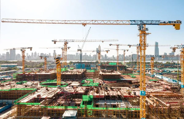 武漢グリーンランドセンターの建設現場には 多くの大きな建物が立ち上がっています — ストック写真