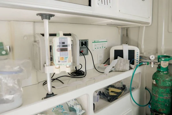 Een Groene Medische Zuurstoffles Met Andere Ziekenhuisapparatuur Een Ambulance — Stockfoto