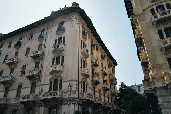 Plano Ángulo Bajo Hermoso Edificio Antiguo Con Balcones Turín Italia —  Fotos de Stock