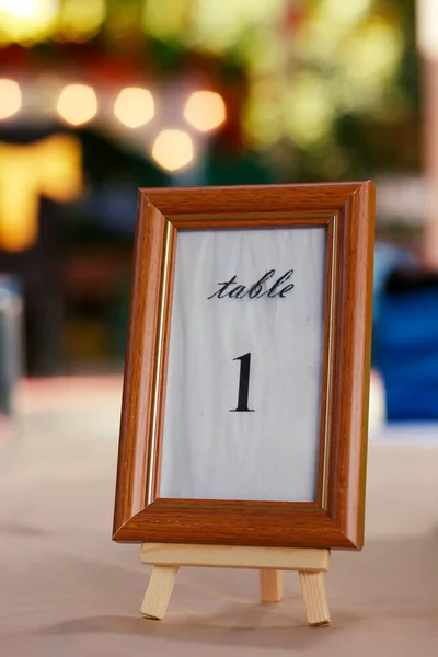Eine Vertikale Aufnahme Eines Hochzeitstisches Nummer Eins — Stockfoto