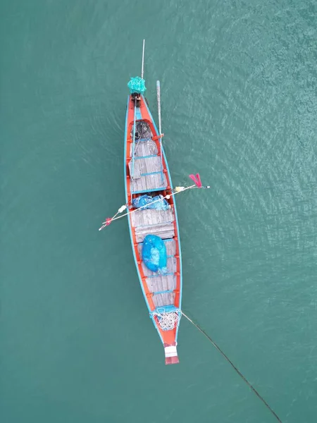 Ein Schöner Blick Auf Ein Boot Inmitten Eines Meeres Bei — Stockfoto