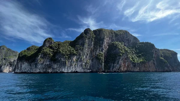 Eine Landschaftliche Aufnahme Einer Grün Bedeckten Felseninsel Unter Blauem Himmel — Stockfoto