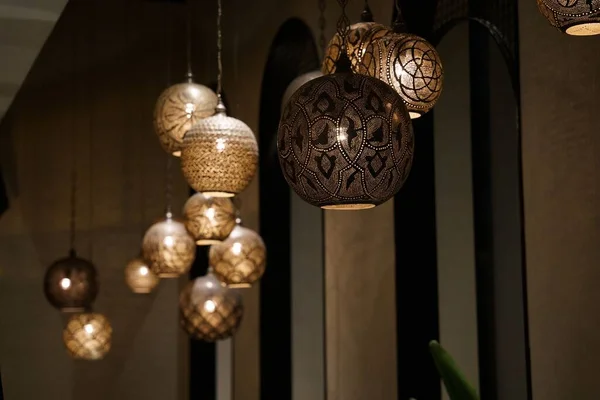 ボール型のクラシックな装飾が施されたインテリア照明 — ストック写真