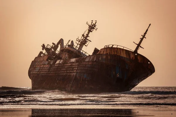 Belo Tiro Navio Velho Sujo Histórico Depois Naufrágio Uma Praia — Fotografia de Stock