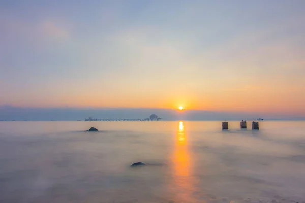 Eine Lange Belichtung Eines Sonnenuntergangs Über Dem Meer — Stockfoto