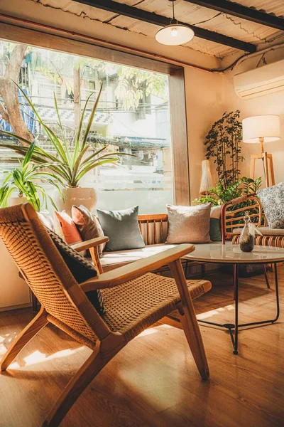 テーブルと席のある美しいカフェの素朴なインテリアの垂直ショット — ストック写真