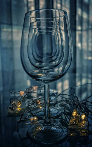 Bir Sıra Şarap Kadehinin Düz Bir Masa Yüzeyindeki Işıklarla Dikey — Stok fotoğraf