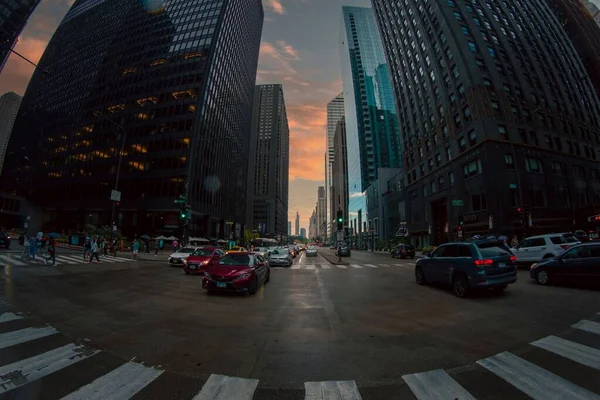 日没時に車でミシガン アベニュー シカゴの街の景色 — ストック写真