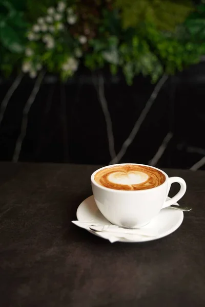 Eine Vertikale Aufnahme Einer Weißen Tasse Mit Einem Schäumenden Latte — Stockfoto